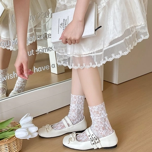 Détail de chaussettes en dentelle blanche avec chaussures Mary Jane et nœuds élégants