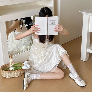 Gros plan de chaussettes en dentelle blanche avec chaussures Mary Jane à nœud