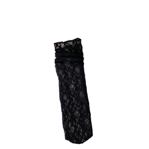 Chaussettes en dentelle noire avec motifs évidés délicats et poignets à volants