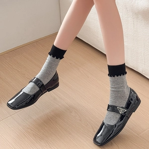 Ballerines Mary Jane en cuir verni noir avec boucle métallique et chaussettes à froufrous