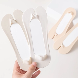 Nahaufnahme beiger Tabi-Socken mit nahtlosen Kanten und rutschfestem Design für Frauen