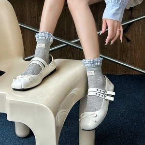 Chaussettes grises douces avec dentelle à carreaux bleus et chaussures Mary Jane blanches