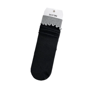 Chaussettes noires de style japonais avec bords à volants gris et design bicolore