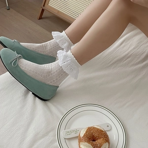 Calze di pizzo bianco in stile giapponese con ballerine color verde menta