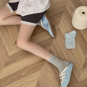 Détails du tricot de chaussettes à bordure en dentelle avec motifs de fleurs