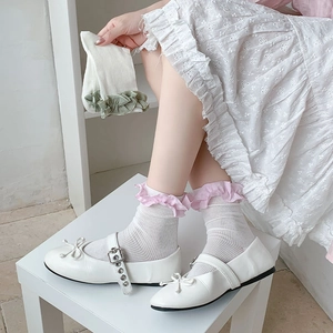 Chaussures Mary Jane blanches avec nœuds et chaussettes à volants de style ballet