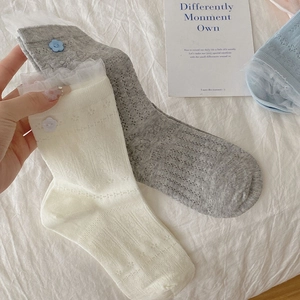 Détails de chaussettes en dentelle pour femmes avec bouton fleur et maille fine