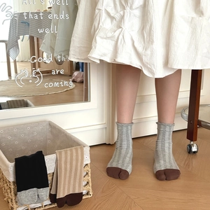 Mid-calf Tabi socks with ribbed texture and contrasting colors for women's shoes