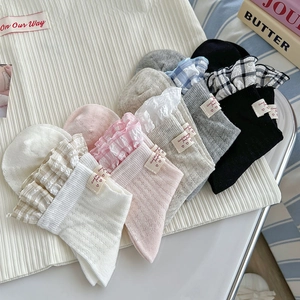 Vue détaillée de chaussettes en coton avec bordure en dentelle et étiquettes cœur