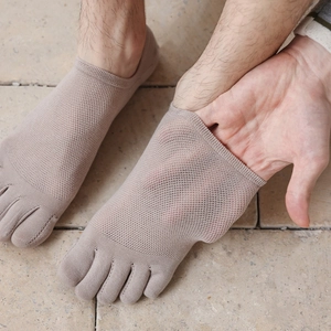 Men's mesh five-toe low cut invisible socks in brown featuring breathable split toe design