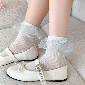 Calze bianche stile balletto con bordo in pizzo blu e dettagli di fiocchi in raso