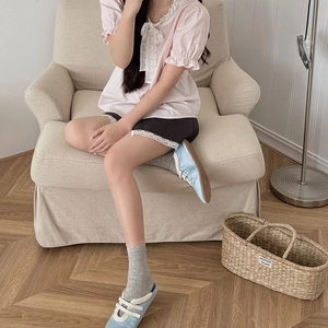 Chemise à rayures roses avec col en dentelle et chaussettes grises en coton d'été