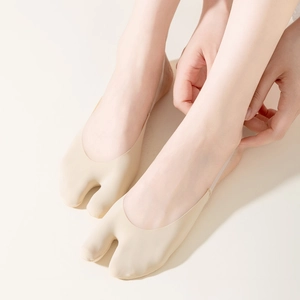 Détail de chaussettes Tabi beiges avec bride arrière pour un confort invisible