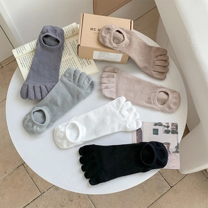 Detail of five-pair set of men's five-toe low cut invisible socks in assorted colors