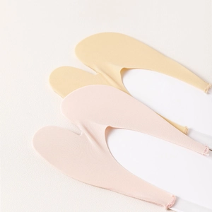 Détail de chaussettes demi-pied sans couture montrant l'élasticité et la coupe invisible