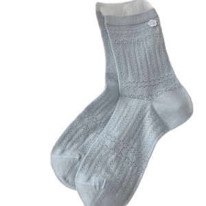 Chaussettes bleu clair en dentelle avec boutons fleurs blanches et motif ajouré respirant
