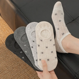 Detail of breathable mesh cotton boat socks with elegant bow patterns and anti-slip silicone