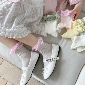Détail de chaussettes style ballet avec bords en dentelle aux couleurs pastel macaron