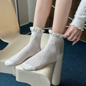 Chaussettes blanches en tricot avec bordure en dentelle et motifs ajourés style doux