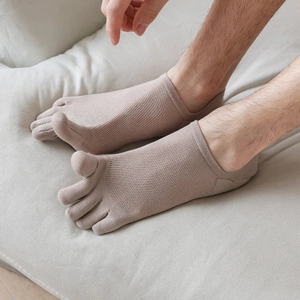 Detailed close-up of men's five-finger low-cut socks with breathable mesh fabric