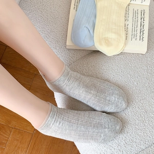 Breathable light grey lace-trimmed cotton ankle socks with knit vertical stripe pattern