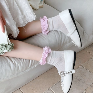Chaussettes roses à volants style ballerine avec rayures et chaussures Mary Jane blanches