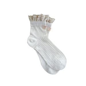 Chaussettes blanches douces avec bordure en dentelle à carreaux et broderie