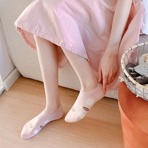 Pink low-cut boat socks with white clouds and LOVE motif for summer daily wear