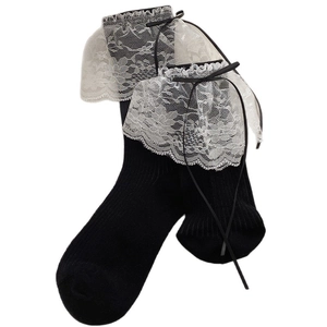 Chaussettes Lolita noires avec dentelle florale blanche et délicats nœuds en ruban