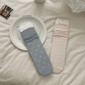 Nahaufnahme von Hohlraummuster auf graublauen und rosa Mesh-Socken für Damen