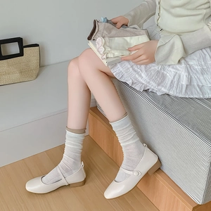 Japanische weiße vertikale gestreifte Socken kombiniert mit Mary Jane Flachschuhen