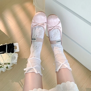 Détails de ballerines en satin rose avec nœud et chaussettes en dentelle florale blanche