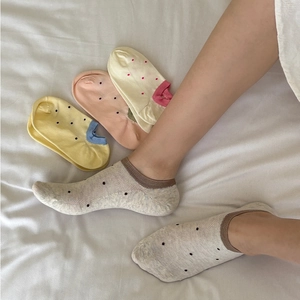 Detail of polka dot cotton no-show socks with contrasting ribbed cuffs in pastel colors