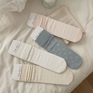 Detailansicht atmungsaktiver Pointelle-Socken in vier Pastellfarben mit Rippbündchen