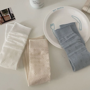 Detailansicht der Hohlmaschenstruktur und Rippbündchen an drei pastellfarbenen Socken