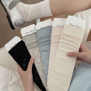 Detailansicht der hohlgestrickten Blumenmuster-Socken in Schwarz, Grau, Rosa und Beige