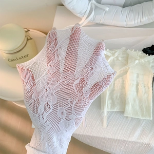 Détail montrant la texture en dentelle blanche élastique et le nœud sur les chaussettes Lolita