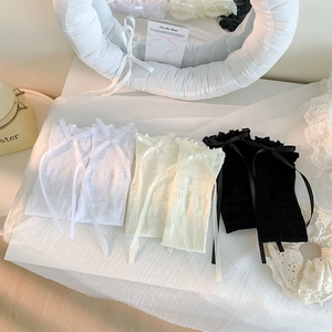 Détails de chaussettes en dentelle délicate avec rubans en blanc, beige et noir