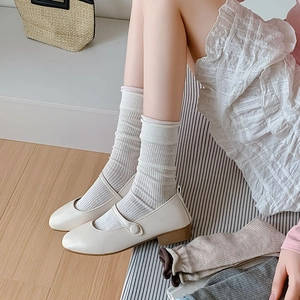 Nahaufnahme weißer gerippter Socken kombiniert mit matten Mary Jane Schuhen