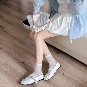 Set de chaussettes dentelle blanches, roses, grises et noires avec chaussures Mary Jane