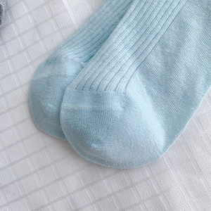 Gros plan de chaussettes bébé bleu clair en coton mélangé avec maille côtelée