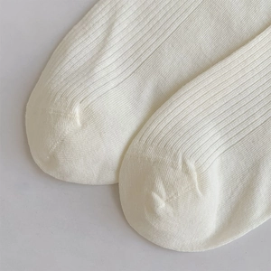 Detailansicht der cremeweißen Rippsocken mit feiner Zehennaht und weicher Baumwollstruktur
