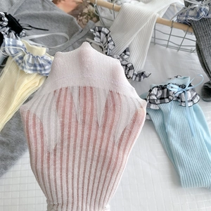 Détail de chaussettes style ballerine avec volants à carreaux et nœud décoratif