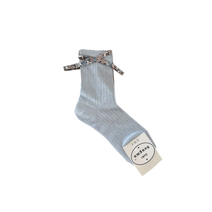 Chaussettes bleues en maille ajourée avec nœud floral et texture respirante douce