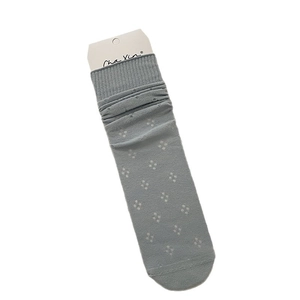 Graublaue hohlgestrickte Netzsocken mit weißem Blumenmuster und Rippbündchen
