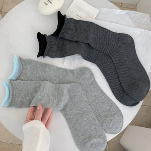 Detailansicht der gerippten Baumwollsocken mit kontrastierenden Rüschenbündchen für Damen