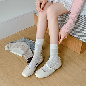 Damen-Socken mit vertikalen Rippen in Weiß, Grau und Apricot mit gerolltem Saum