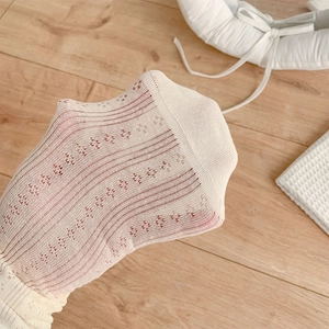 Vue détaillée de chaussettes en résille crème avec motifs floraux ajourés respirants