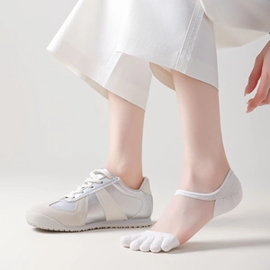 Detailed view of white five-toe invisible socks with anti-slip heel for low sneakers