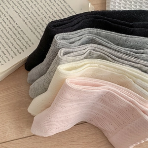 Détail de cinq paires de chaussettes en coton pointelle avec bordure en dentelle